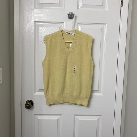 Uniqlo U V Neck Vest Yellow - Picture 1 of 3
